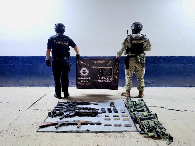 ⚠️ #Sucesos ⚠️ Ejército y Guardia Nacional aseguran armas y vehículos robados en Apatzingán