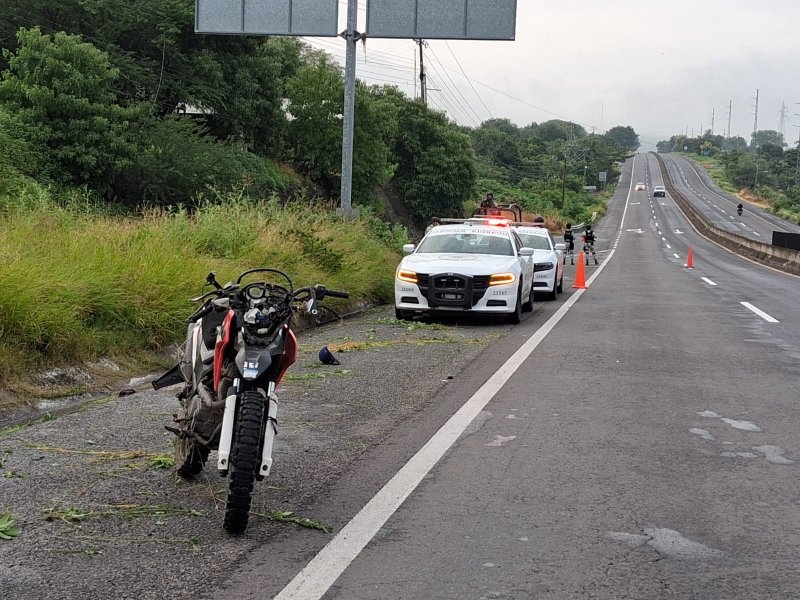 ⚠️ Percance Vial ⚠️ Motociclista resulta gravem3nte h3rido en accid3nte sobre la carretera Apatzingán-Cuatro Caminos