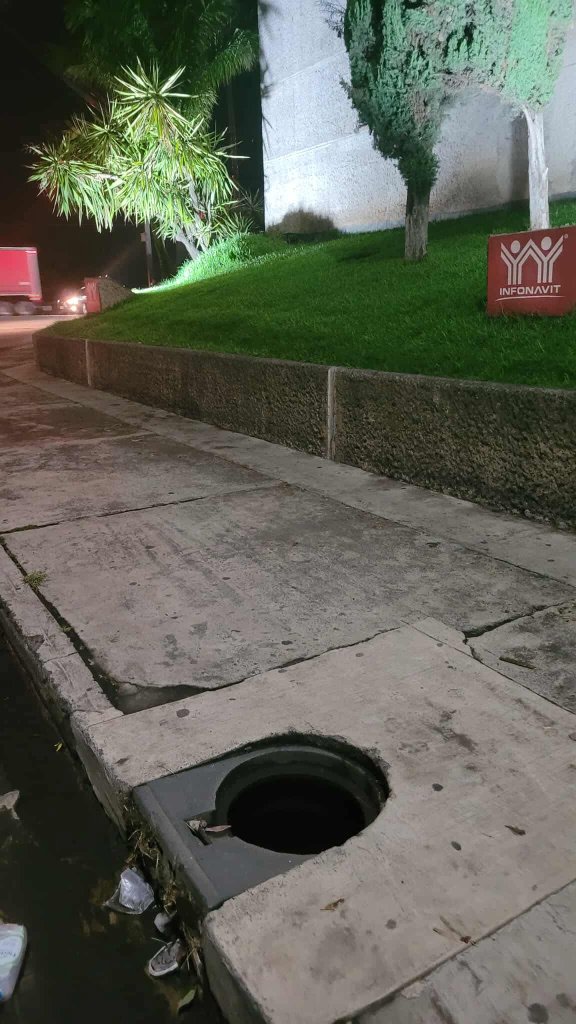 Denuncian peligrosa tapa faltante sobre Avenida Siervo de la Nación