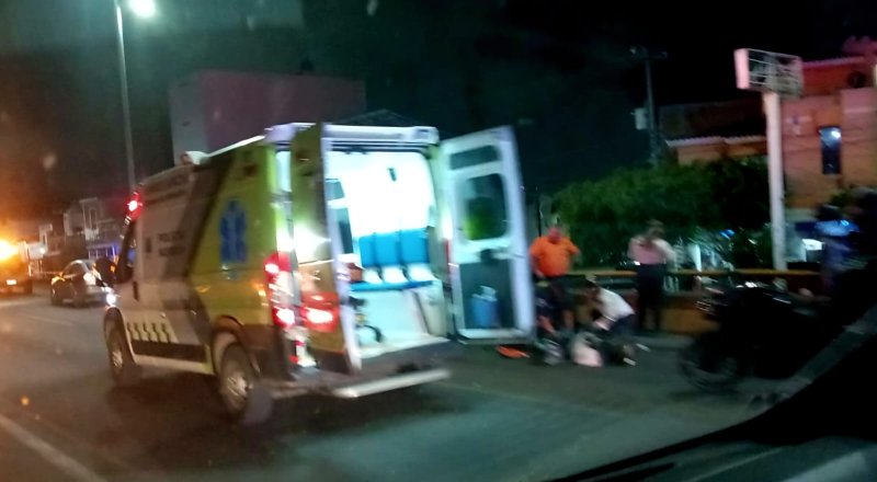 Choque entre moto y auto deja 2 heridos sobre puente del Libramiento Norte de Morelia 