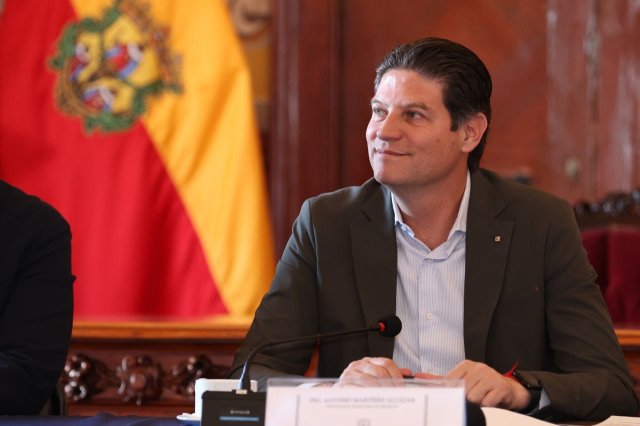 "La mayoría de los políticos solo trabaja antes de elecciones y por eso cree que visitar municipios es andar en campaña", asegura Alfonso Martínez