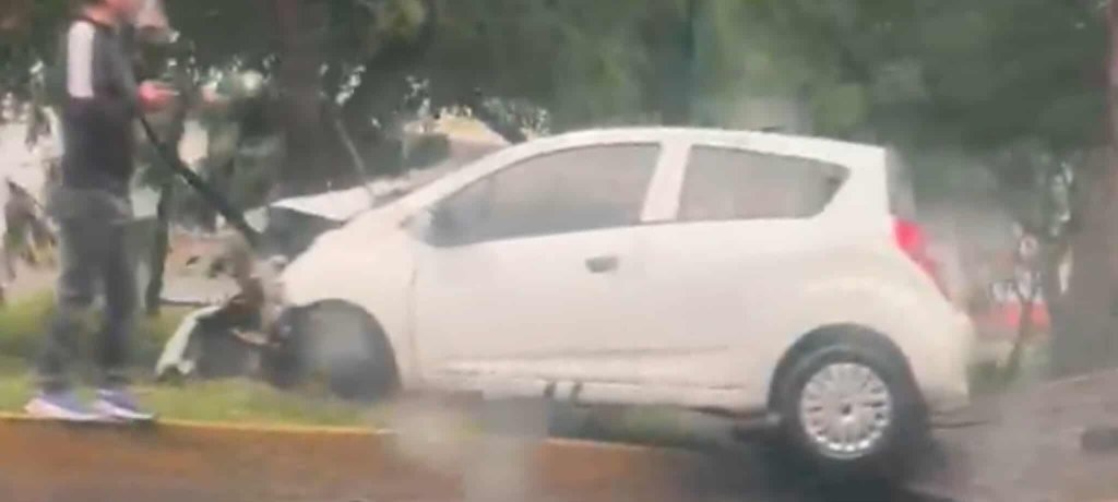 Se registran 2 accid3ntes vehiculares en el anillo periférico de Morelia; hay una mujer lastim4da 