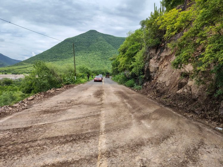 Libre la circulación de la carretera obstruida por deslave