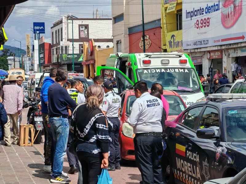 Mujer es atropellada por auto en la Av. Lázaro Cárdenas de Morelia 