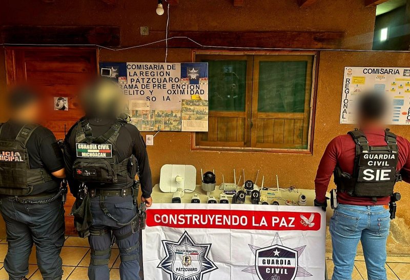 Policías aseguran varias cámaras de vigilancia en distintos puntos de poblaciones cercanas al Lago de Pátzcuaro. 