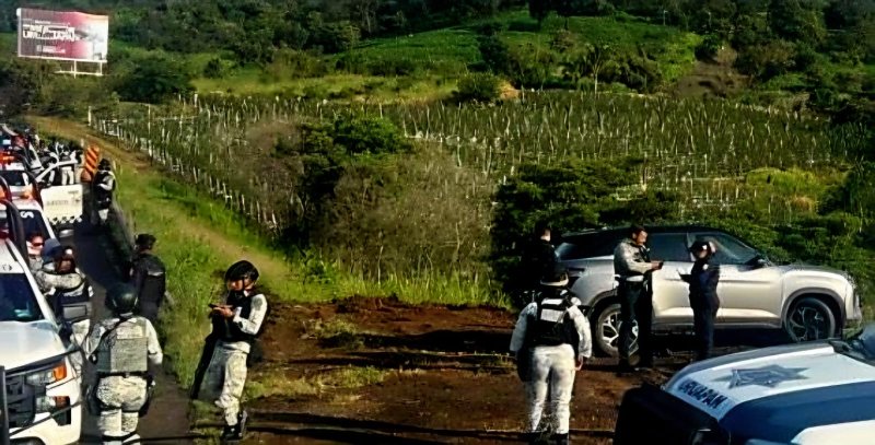 Policías y robacarros protagonizan persecución en la Siglo XXI, a la altura de Taretan 