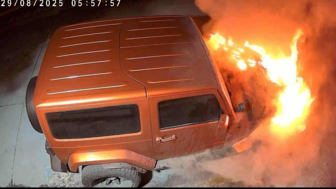 Sujeto quema una Jeep propiedad de Cuixi Panificadora, en Morelia 