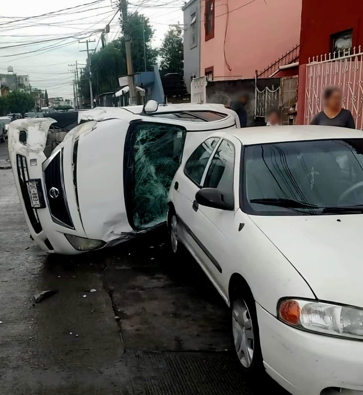 Auto ch0ca contra coche estacionado y vuelca en el Infonavit Constituyentes de Uruapan