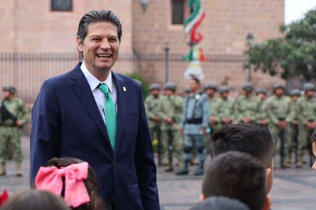 Alfonso Martínez Alcázar preside izamiento de la Bandera Nacional, en el inicio de los festejos patrios