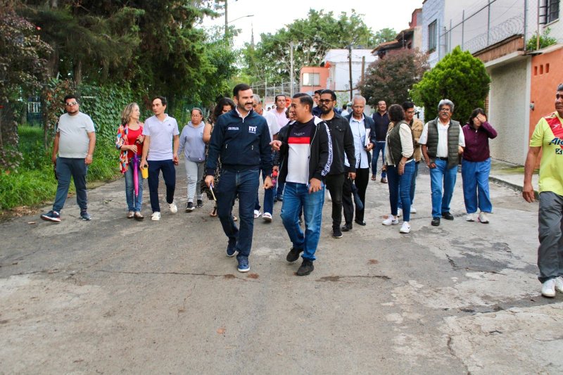 Yankel Benítez escucha y atiende a vecinos de la colonia Mariano Michelena