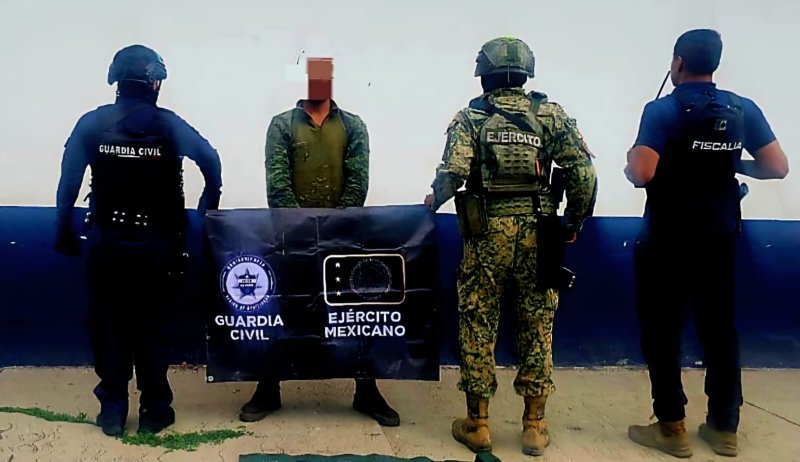 Aseguran a hombre arm4do con equipo táctico y vehículos rob4dos en Apatzingán