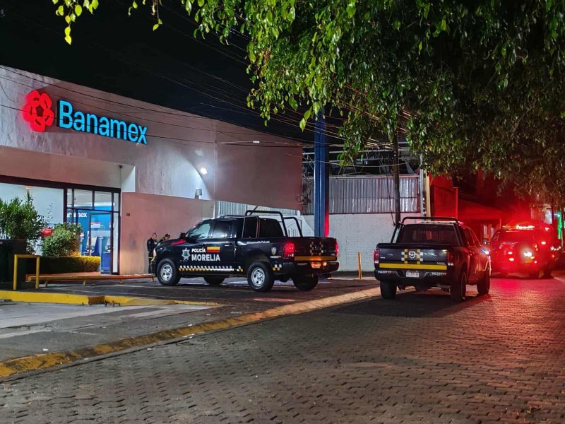 Empistolados roban vehículo en Calzada La Huerta de Morelia, realizan disparos 