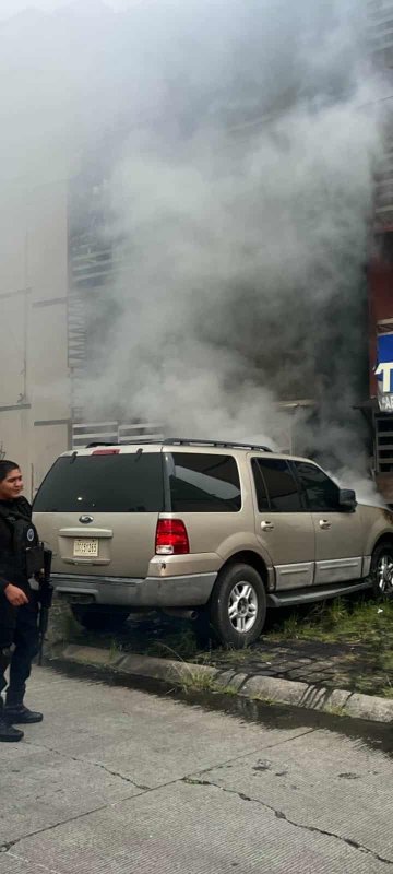 Se incendia el área del motor de una camioneta en Camponubes, Morelia 