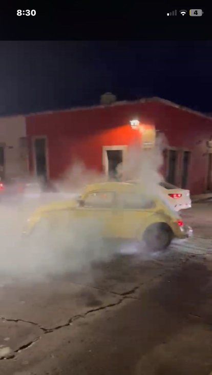 Se incendia Vocho amarillo en el centro de Morelia 
