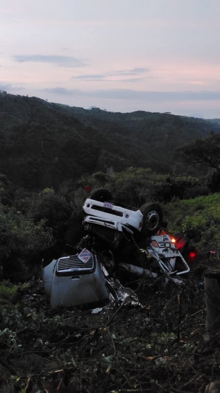 Se desbarranca camión cisterna en la Villa Madero-Nocupétaro; chofer queda h3rido 