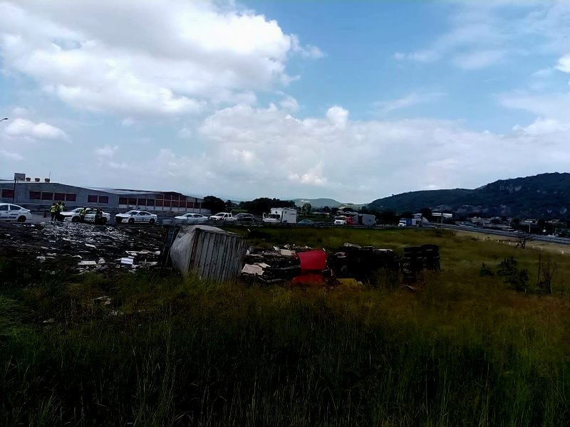 Vuelca tráiler en la autopista Pátzcuaro-Cuitzeo, a la altura de Copándaro de Galeana 