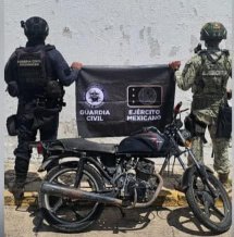 Deti3nen a tres hombres con dr0ga, motocicleta rob4da y equipo de radiocomunicación en Apatzingán