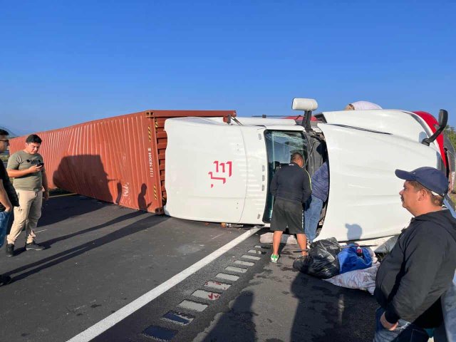 Vu3lca tráiler en la autopista México-Guadalajara 