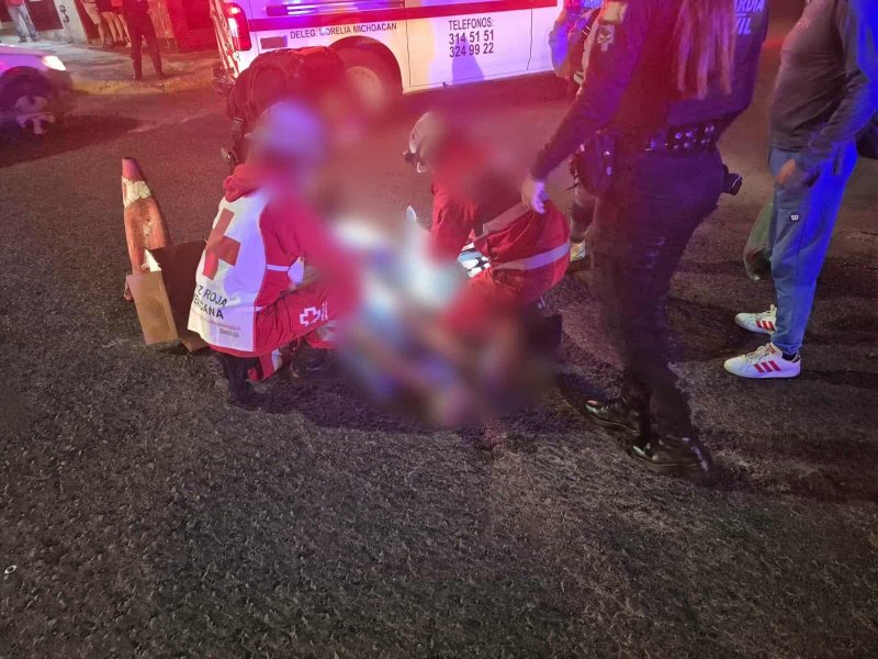 Motociclista queda herido tras choque contra combi en la Av. Pedregal, en Morelia