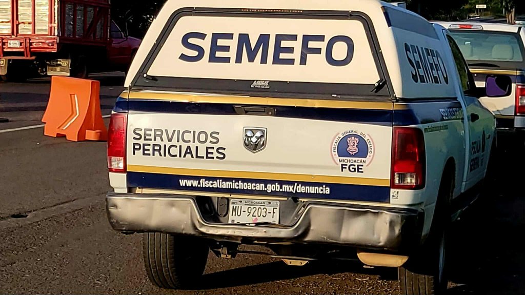 Abandonan cadáver con hu3llas de viol3ncia cerca del panteón de Apatzingán