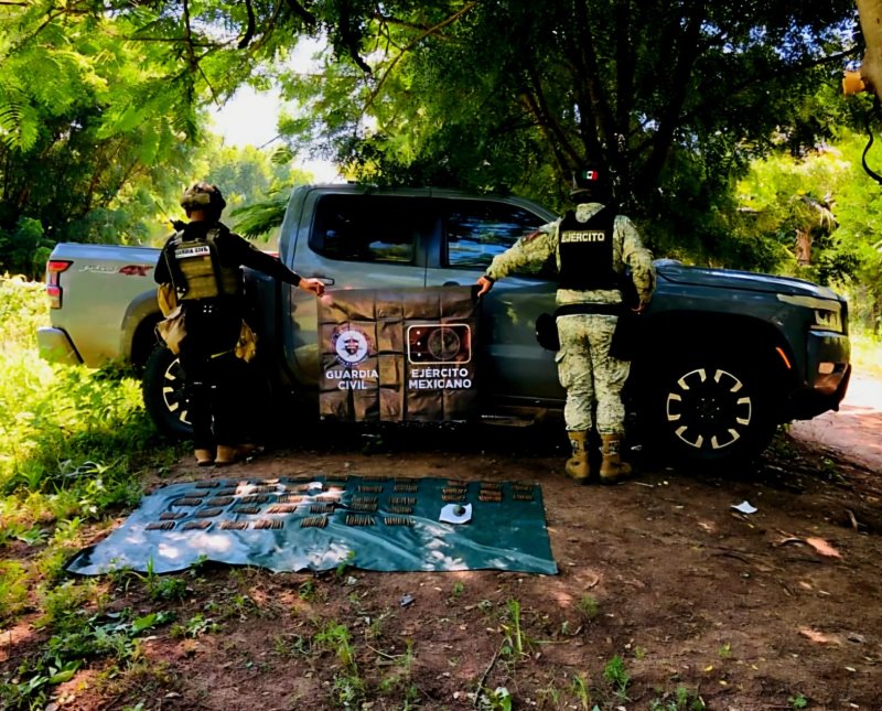 Aseguran camioneta con explosivos y cartuchos en Apatzingán