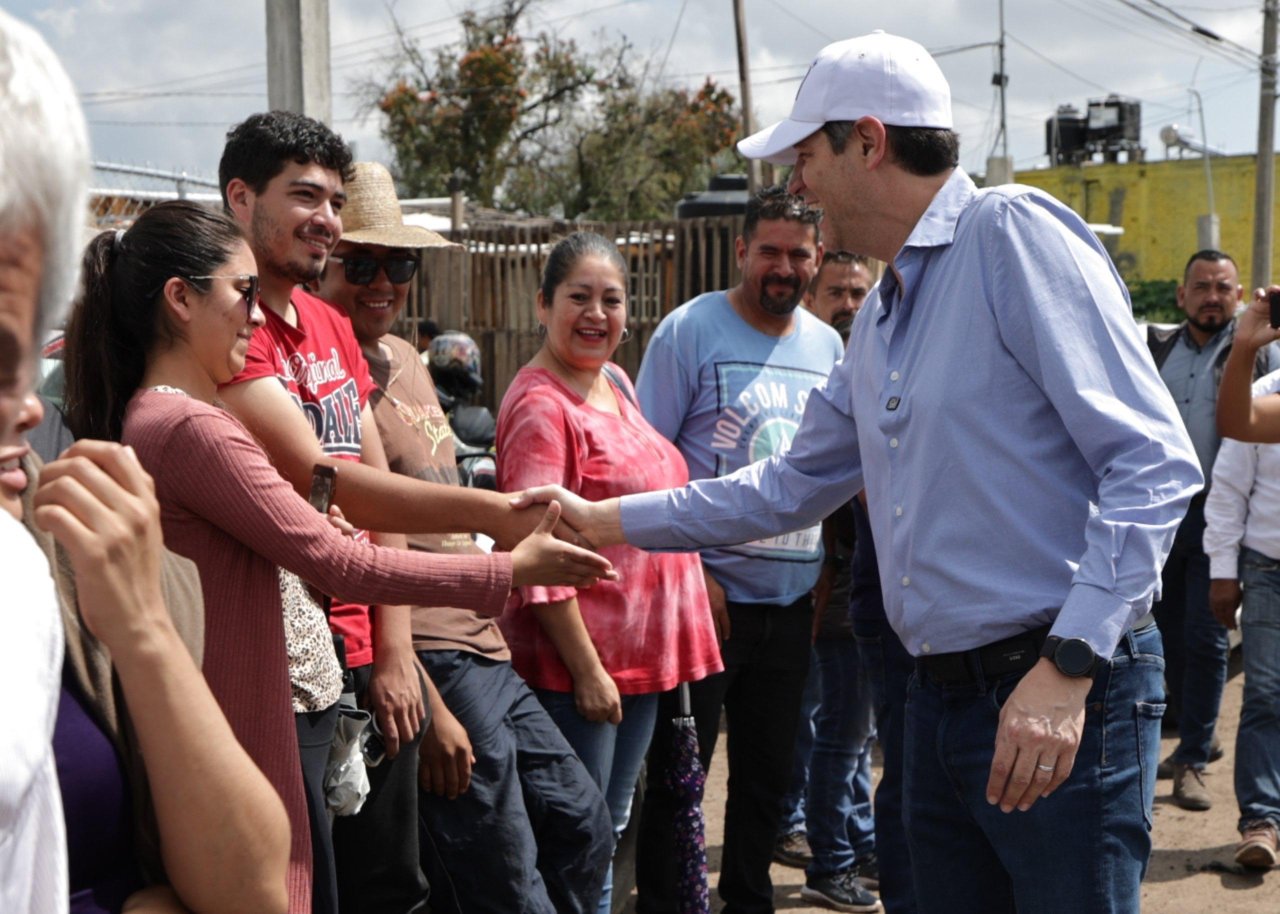 Alfonso Martínez construye muro de contención en dren de los Itzícuaros