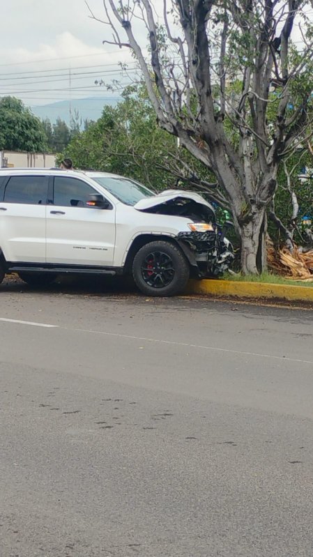Camioneta ch0ca contra árbol en el periférico de Morelia