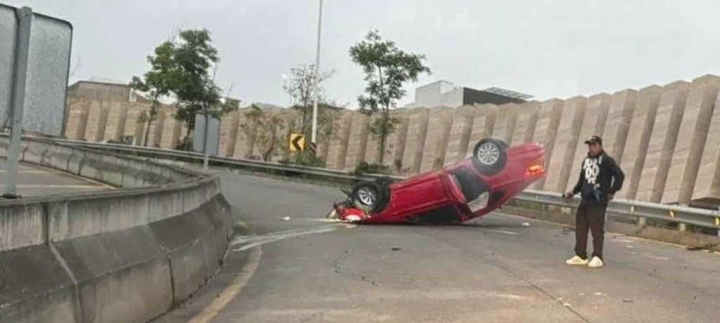 Vuelca automóvil en la zona de Tres Marías, Morelia