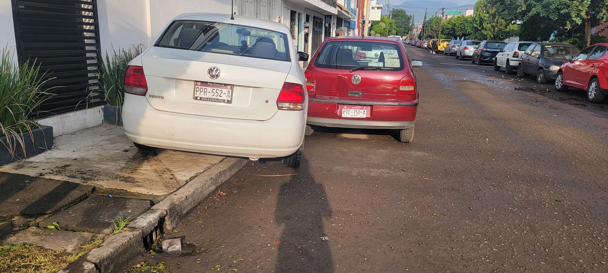 Automovilista choca contra domicilio y otro automotor en la colonia Prados Verdes 
