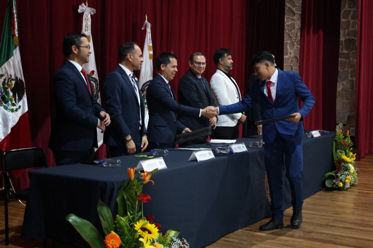 A seguirse preparando para mantener el liderazgo, convocan a egresados de la Facultad de Ingeniería Eléctrica