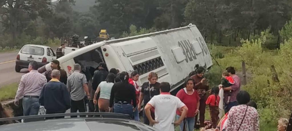 Se registra volc4dura de autobús de pasajeros en la Quiroga-Zacapu 