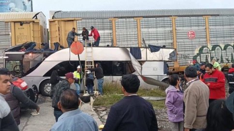 Autobús HP es embestido por el tren en la Atlacomulco-Maravatío; hay 10 muertos y varios heridos 
