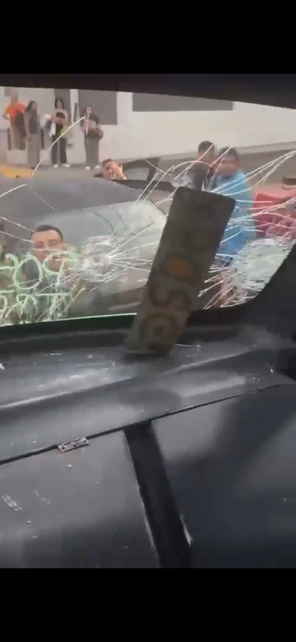 Encolerizados sujetos dañan cristales de camión de pasajeros al norte de Morelia