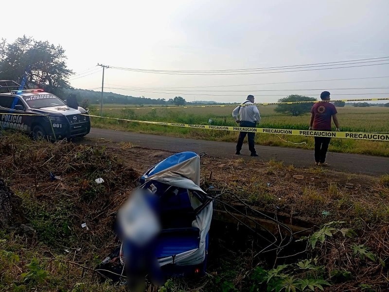 Camioneta embist3 a mototaxi en Pajacuarán; hay tres fall3cidos