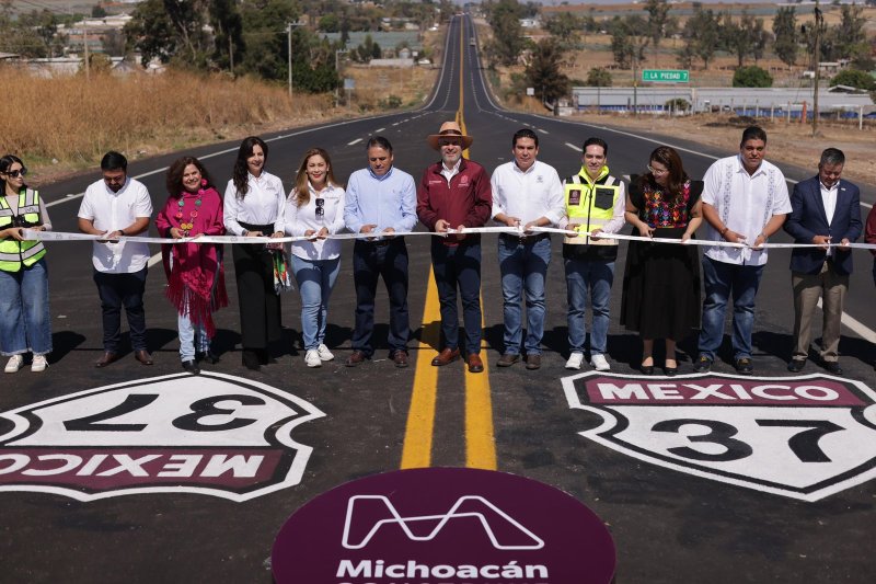 Rehabilitación carretera en Michoacán al 45 %; se abre camino al desarrollo: Bedolla