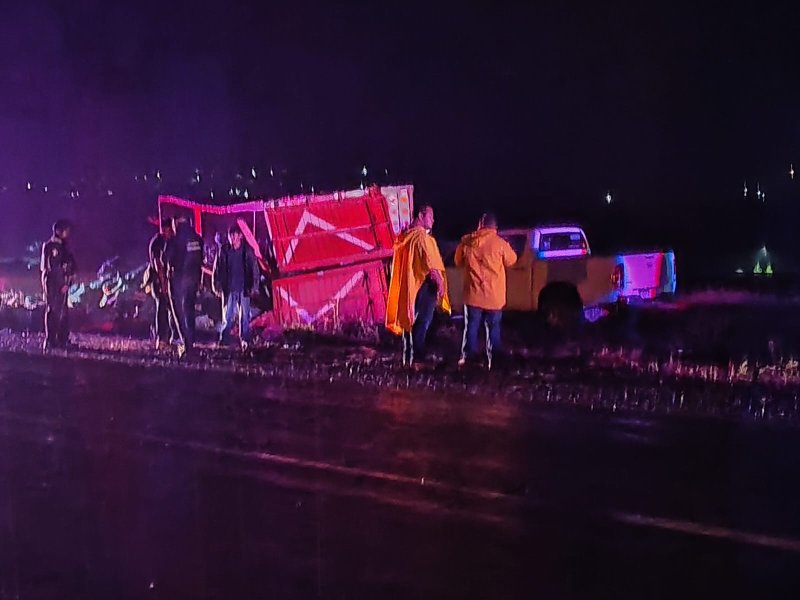 Vu3lca tractocamión limonero en la Morelia-Pátzcuaro y lo ch0ca una camioneta 