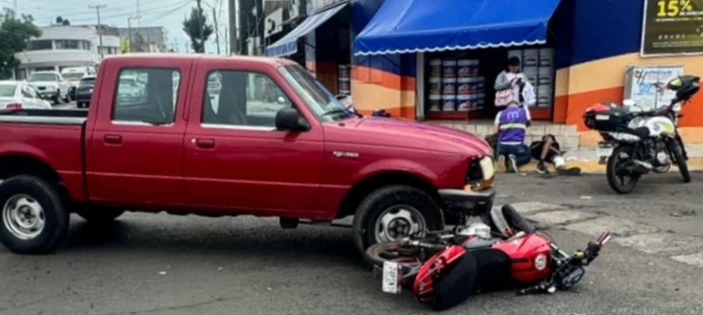 Ocurre choque entre camioneta y moto en Av. Siervo de la Nación; hay 1 herido 