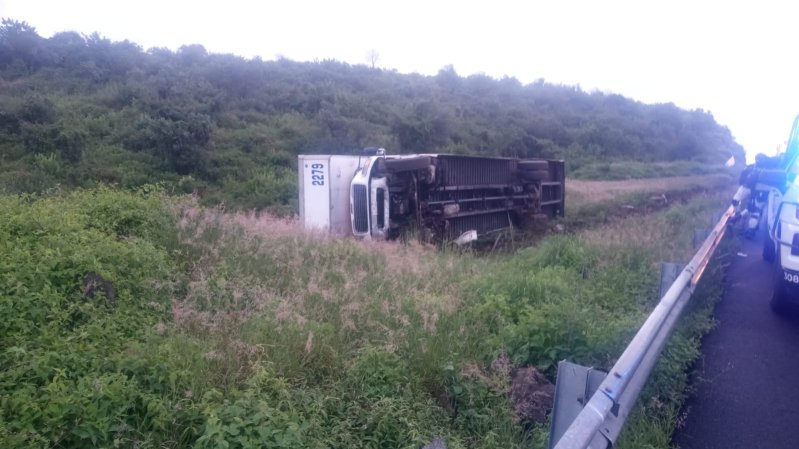 Volcadura de camión Torton provoca cierres momentáneos en la Autopista de Occidente