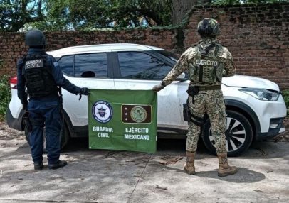 Localizan vehículo robado con fusil y cartuchos en Múgica