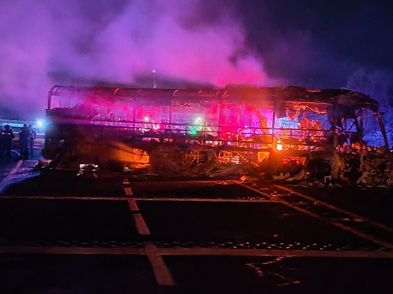 7 detenid0s y 7 vehículos asegurados, tras bloqueo y quema de camión, en Zinapécuaro