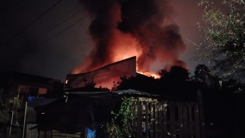 Se registra incendio en empaque de aguacate en la colonia Santa Rosa de Uruapan