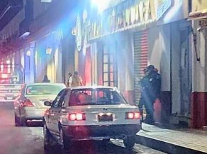 A mano arm4da asalt4n 4 farmacias, en el Centro de Uruapan