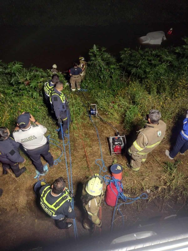 Cae vehículo al Río Grande de Morelia y una persona queda herid4