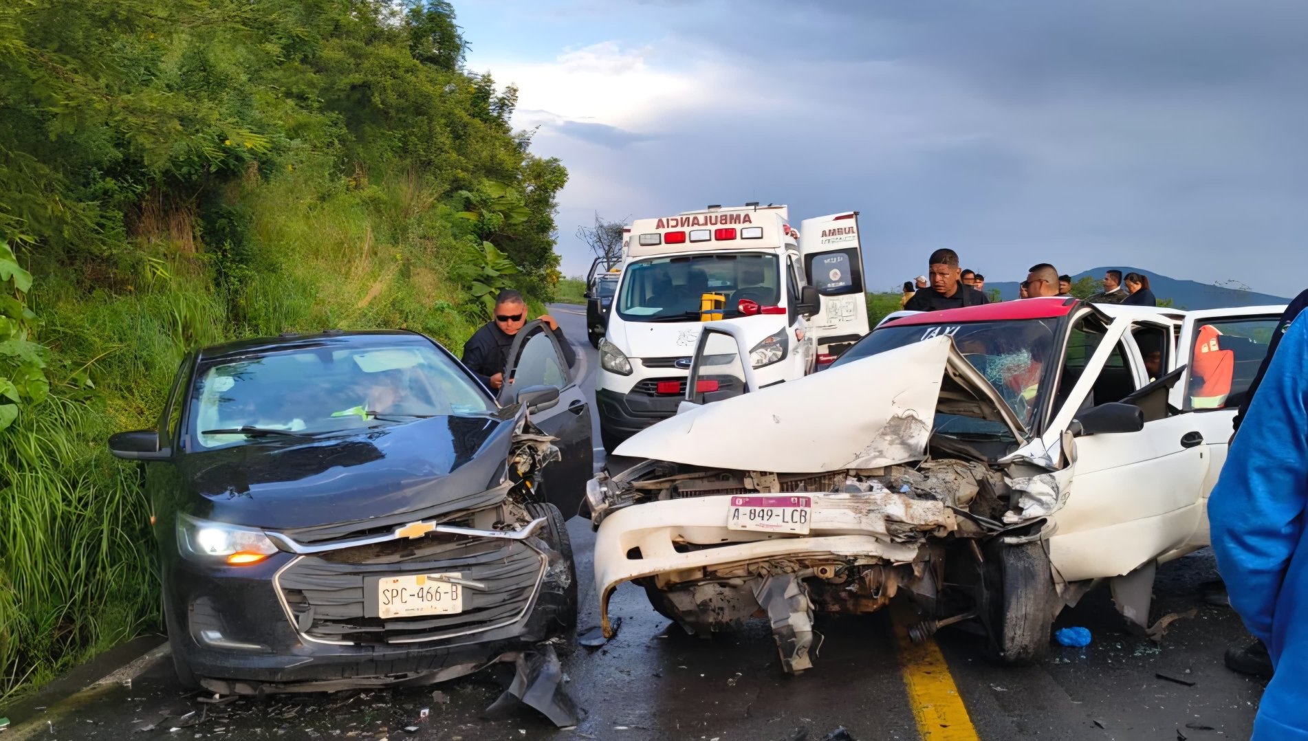Dos lesi0nados, saldo de ap4ratoso ch0que vehicular, en Chilchota
