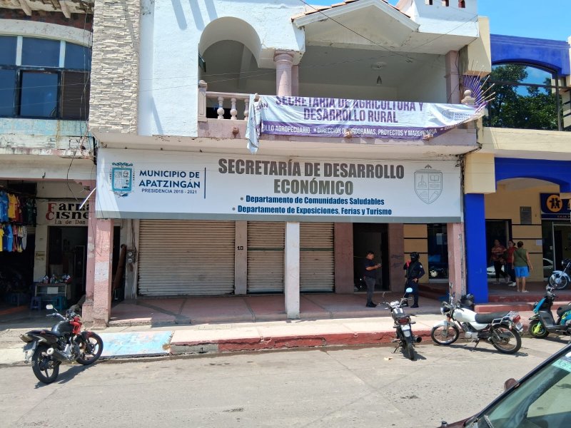 At4can a balaz0s al secretario de Desarrollo Rural de Apatzingán en sus oficinas 