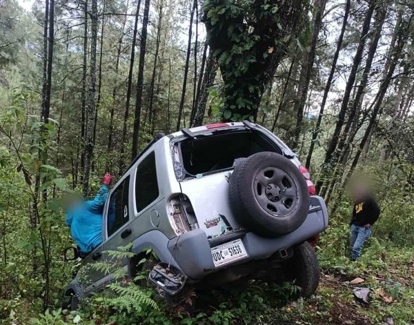 Choque de camioneta contra árbol deja 2 jóvenes muertos en la Opopeo–Tacámbaro