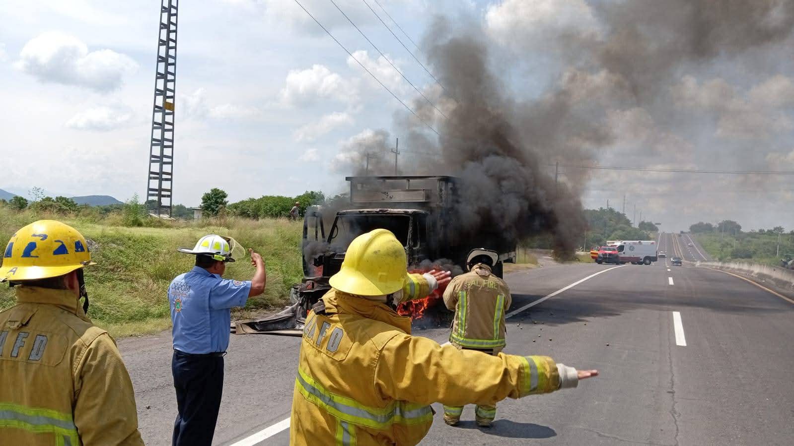 Camión limonero arde en llamas, sobre la carretera Apatzingán – Cuatro Caminos