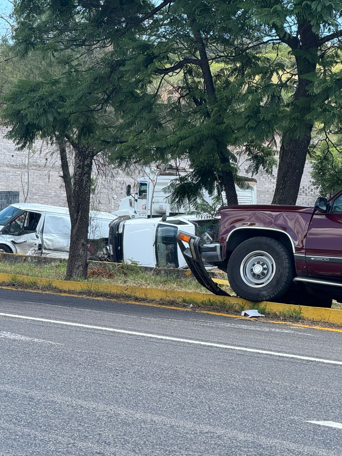 Camioneta del "Padre Pistolas" se accid3nta en la Morelia-Tarímbaro