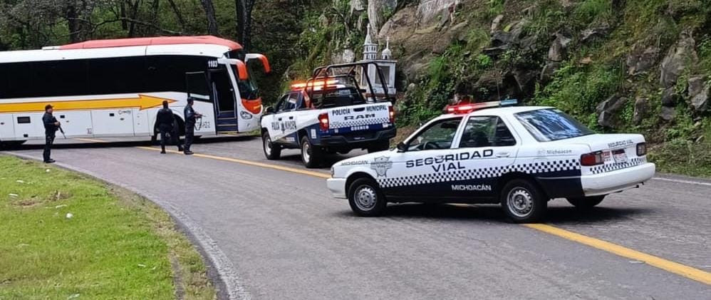 Enfrentamiento en cerro de Zirahuén desata bloqueos carreteros en diferentes regiones aledañas 