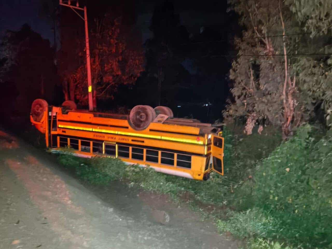 Vuelca autobús de transporte de personal en la Zitácuaro-Morelia 